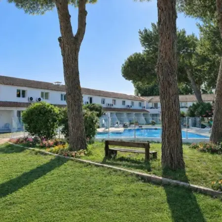 Artemia Aigues-Mortes – Hôtel avec piscine – Bornes électriques – Parking privé
– Local vélo-moto