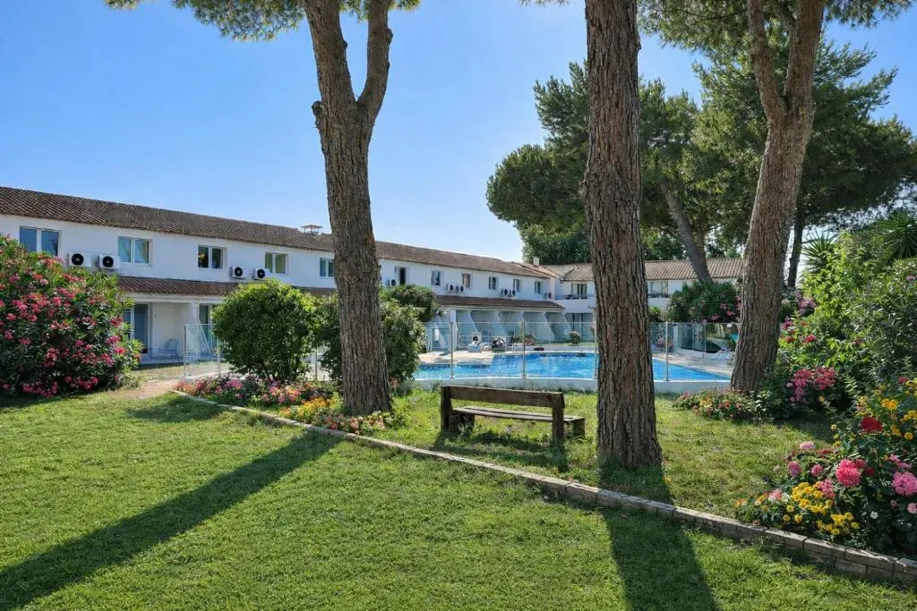 Artemia Aigues-Mortes – Hôtel avec piscine – Bornes électriques – Parking privé
– Local vélo-moto