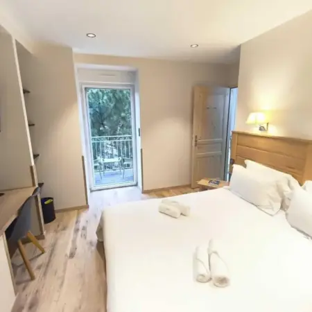Logis Hôtel Restaurant Les 2 Rives – A75, en bordure de rivière