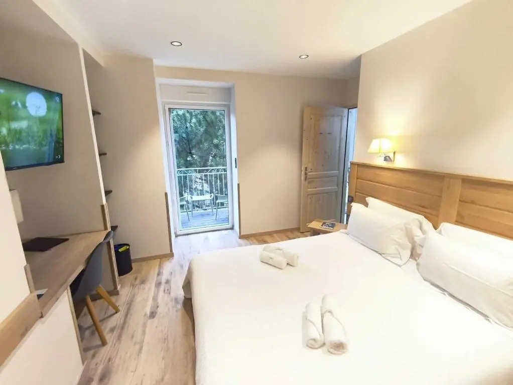 Logis Hôtel Restaurant Les 2 Rives – A75, en bordure de rivière