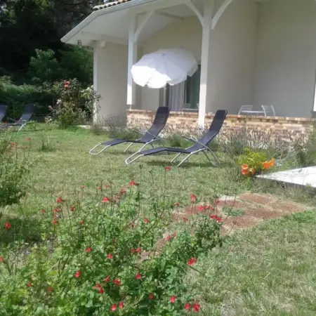 Chambres « Blanches » , bâtiment secondaire hotel la Caravelle, vue jardin