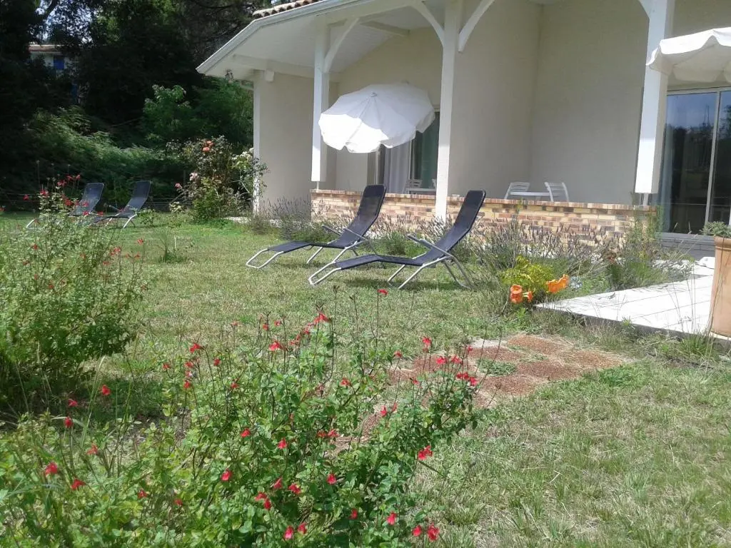 Chambres « Blanches » , bâtiment secondaire hotel la Caravelle, vue jardin