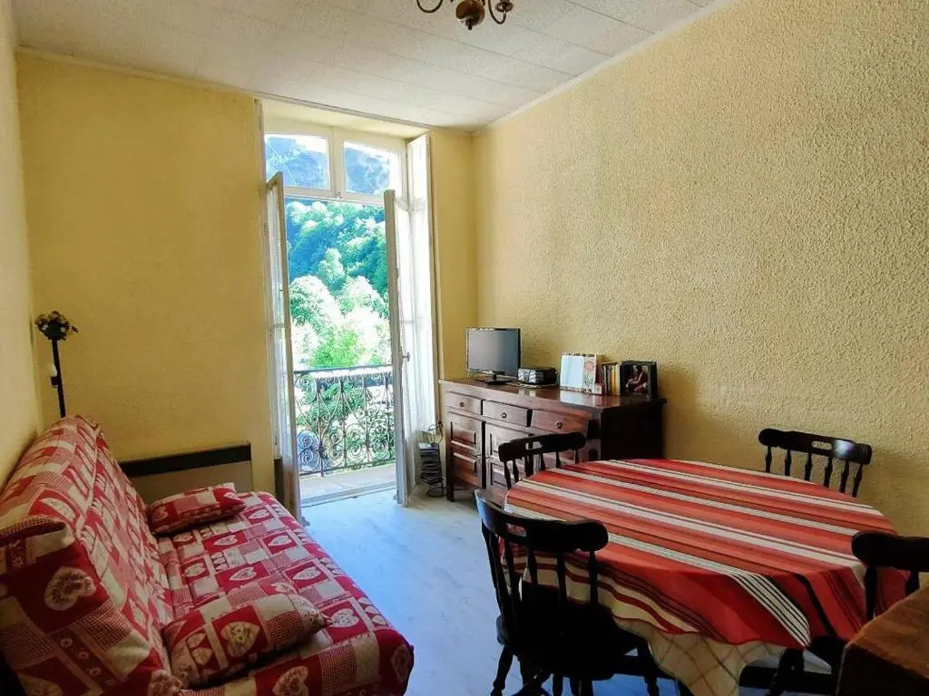 Appartement 2P au Centre de Cauterets, Balcon Sud – FR-1-234-130