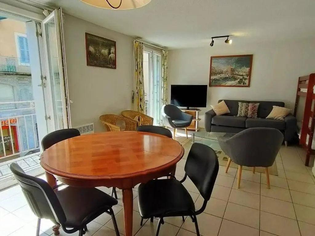 Appartement 6/8 personnes Centre Ville Cauterets – FR-1-234-78
