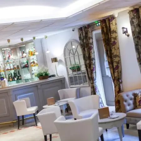 Logis Hostellerie des Clos et restaurant Bistrot des grands crus et Maison de la
tour Chablis