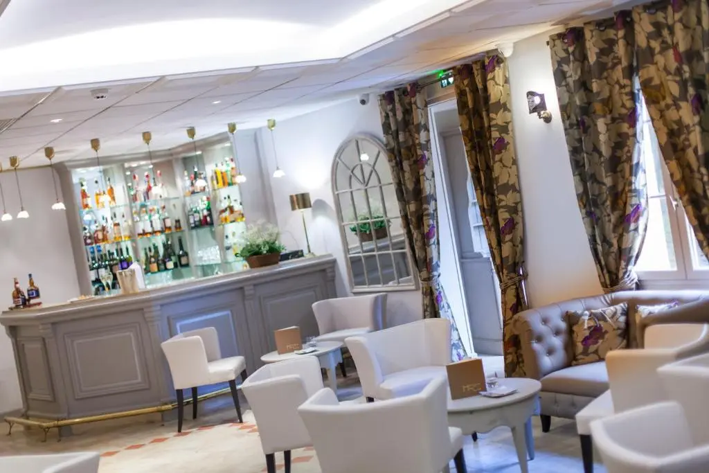 Logis Hostellerie des Clos et restaurant Bistrot des grands crus et Maison de la
tour Chablis