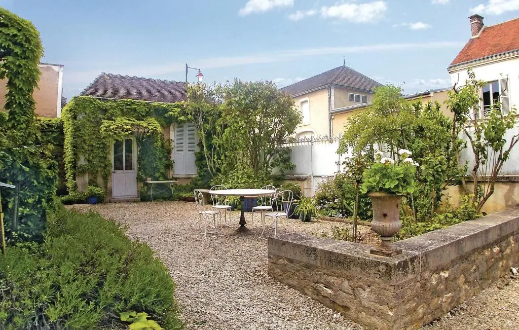 Cozy Home In Chablis With Wifi