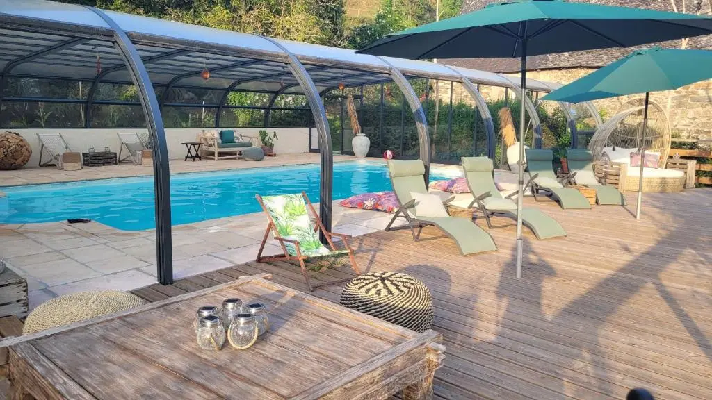 Le Manoir des Pélies Gîte et Chambres d’hôtes de charme à 6kms de Conques Spa,
Piscine, Rivière, Thermes de Cransac