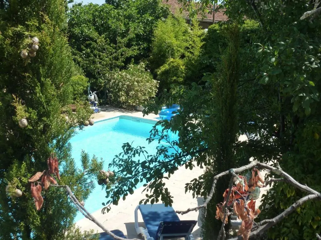 Pretty Holiday Home in Courry with Swimming Pool