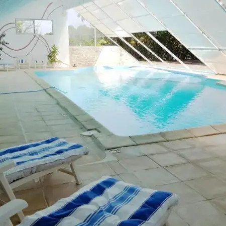 Villa spacieuse à Crastes avec piscine privée et vue montagne