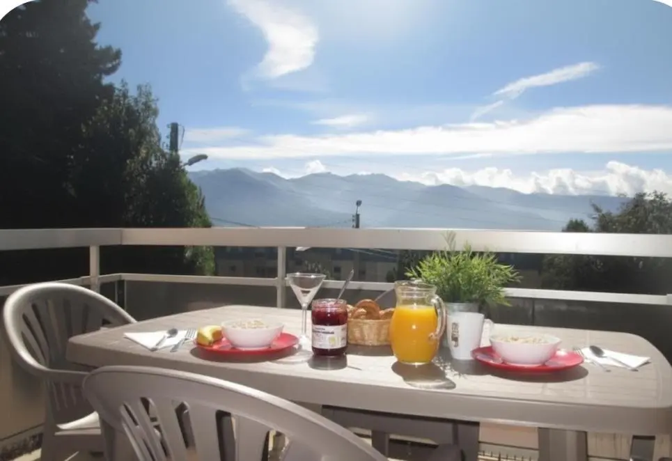 Le 1800 – Vue sur la chaîne des Pyrénées – Plein Sud