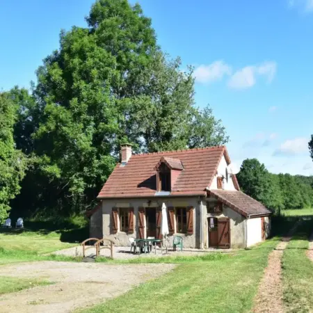 Holiday Home in Isenay near Lake and Forest