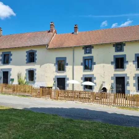 Meadow View Gîtes – Grande gîtes pour familles et groupes, piscine chauffée –
Janaillat, Creuse, France, 23250