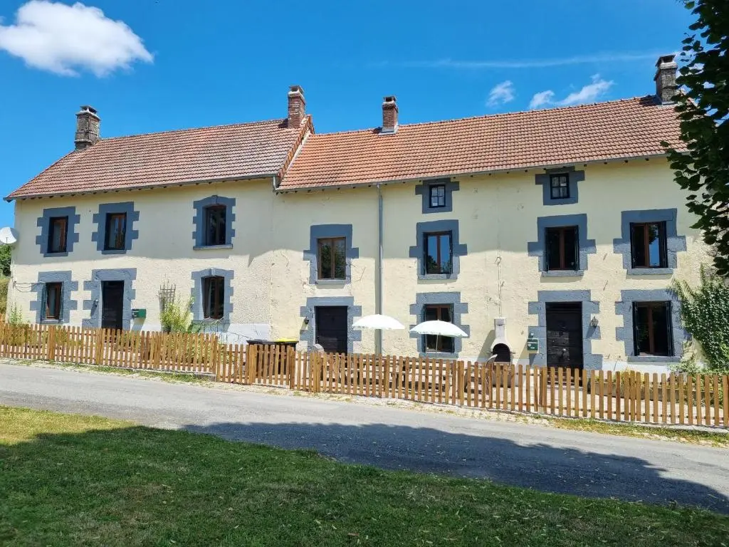 Meadow View Gîtes – Grande gîtes pour familles et groupes, piscine chauffée –
Janaillat, Creuse, France, 23250