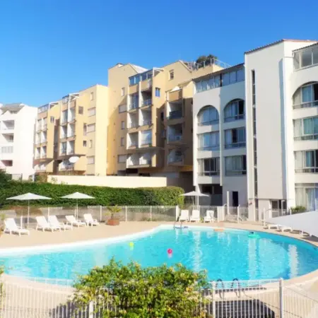 Résidence avec Piscine face au port 200m plage