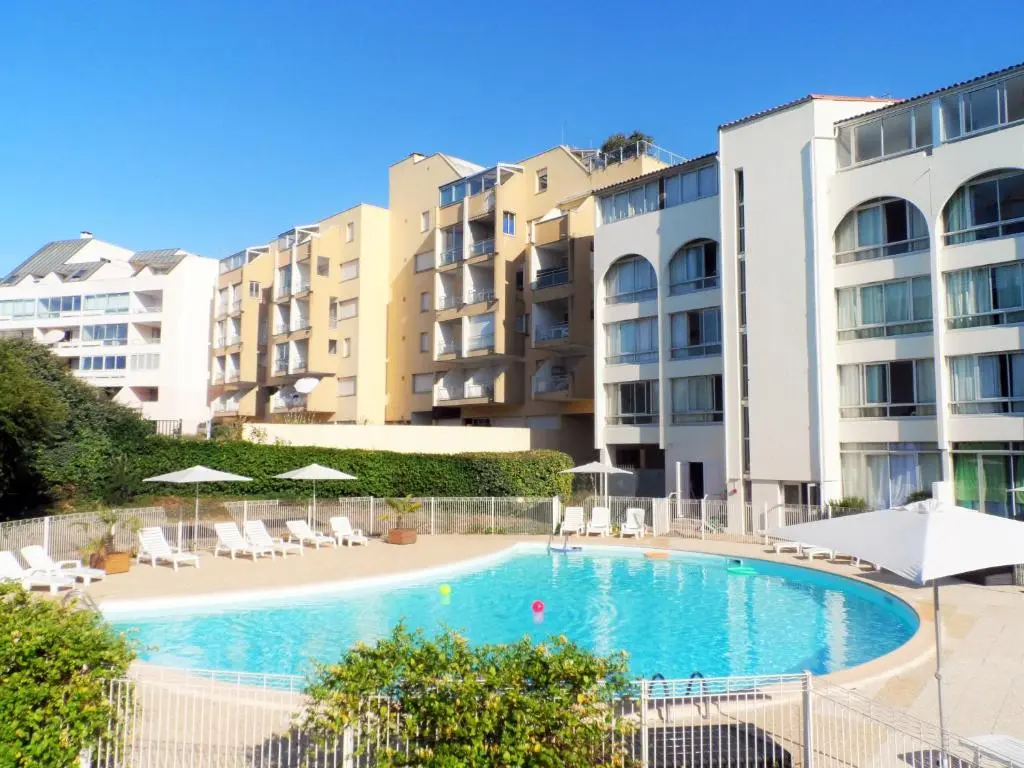 Résidence avec Piscine face au port 200m plage