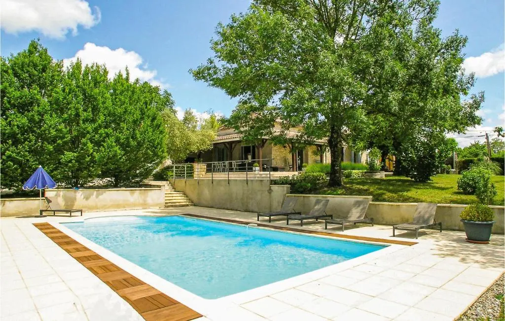 Lovely Home In St Aubin De Cadelech