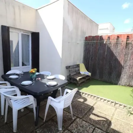 Maison Méditerranéenne 60m² avec Patio et Parking Privé, à 5min de la Plage, 3
Pièces Confortables – FR-1-307-6