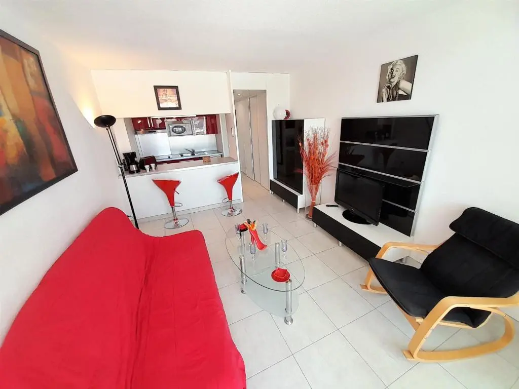 Village Naturiste – Mords moi