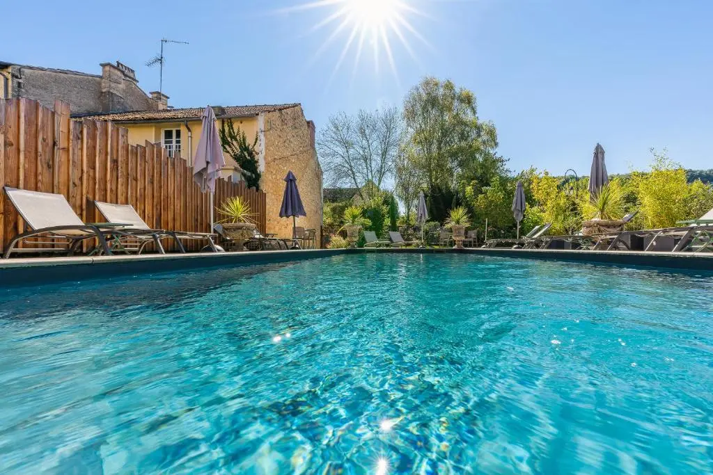La Villa du 15 – Chambres indépendantes & autonomes du restaurant La Maison –
clim et piscine chauffée – Lit King Size