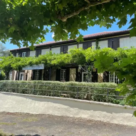 Hôtel et RESTAURANT traditionnel L’ Escalandes