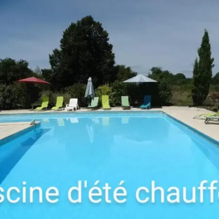 La Petite Grange gîte climatisé plain-pied 3 chambres 5 personnes 2 toilettes,
parking, WIFI, piscine d’été chauffée à partager, Animaux acceptés Gîte en
pleine nature