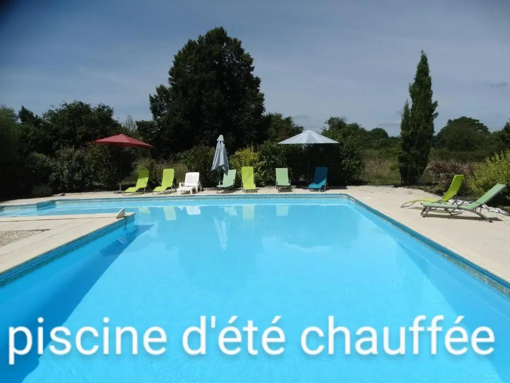 La Petite Grange gîte climatisé plain-pied 3 chambres 5 personnes 2 toilettes,
parking, WIFI, piscine d’été chauffée à partager, Animaux acceptés Gîte en
pleine nature