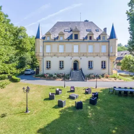 Domaine de Puy Robert LASCAUX – A 800m Grotte de Lascaux – Hôtel avec piscine –
Chambres et gîtes-appartements – Sarlat – Dordogne