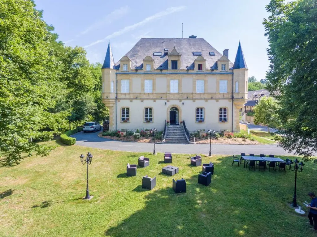 Domaine de Puy Robert LASCAUX – A 800m Grotte de Lascaux – Hôtel avec piscine –
Chambres et gîtes-appartements – Sarlat – Dordogne