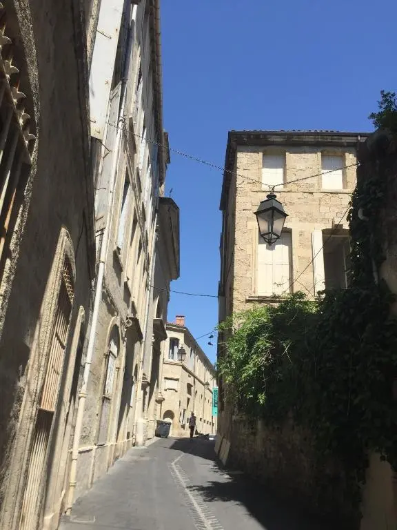 « Chambre d’Autres », massages