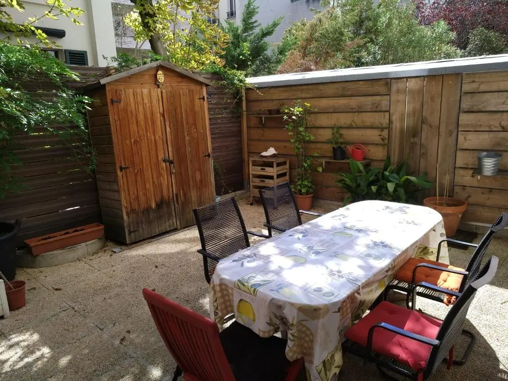 cosy rare 2 bedroom apartment around a private garden