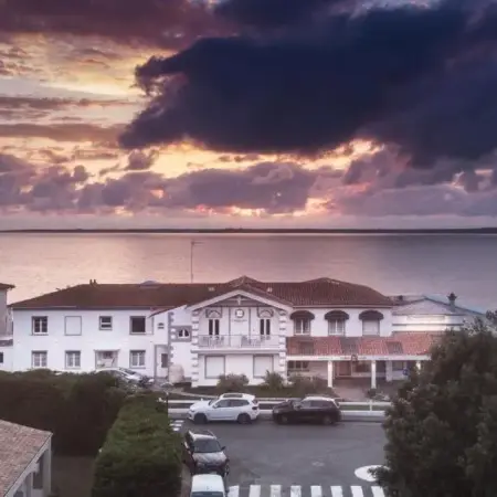 Beach Hotel – Le Grand Chalet