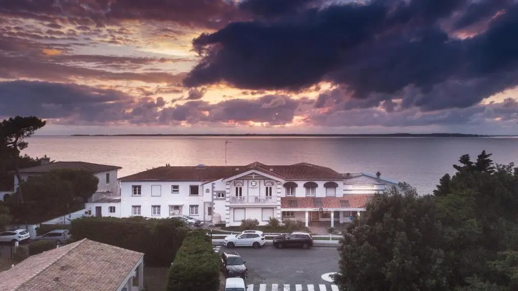 Beach Hotel – Le Grand Chalet