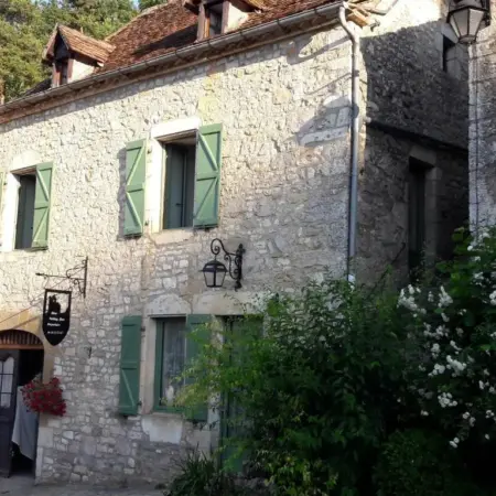 Appartements – Charme, jardin et vue imprenable en plein coeur de St-Cirq