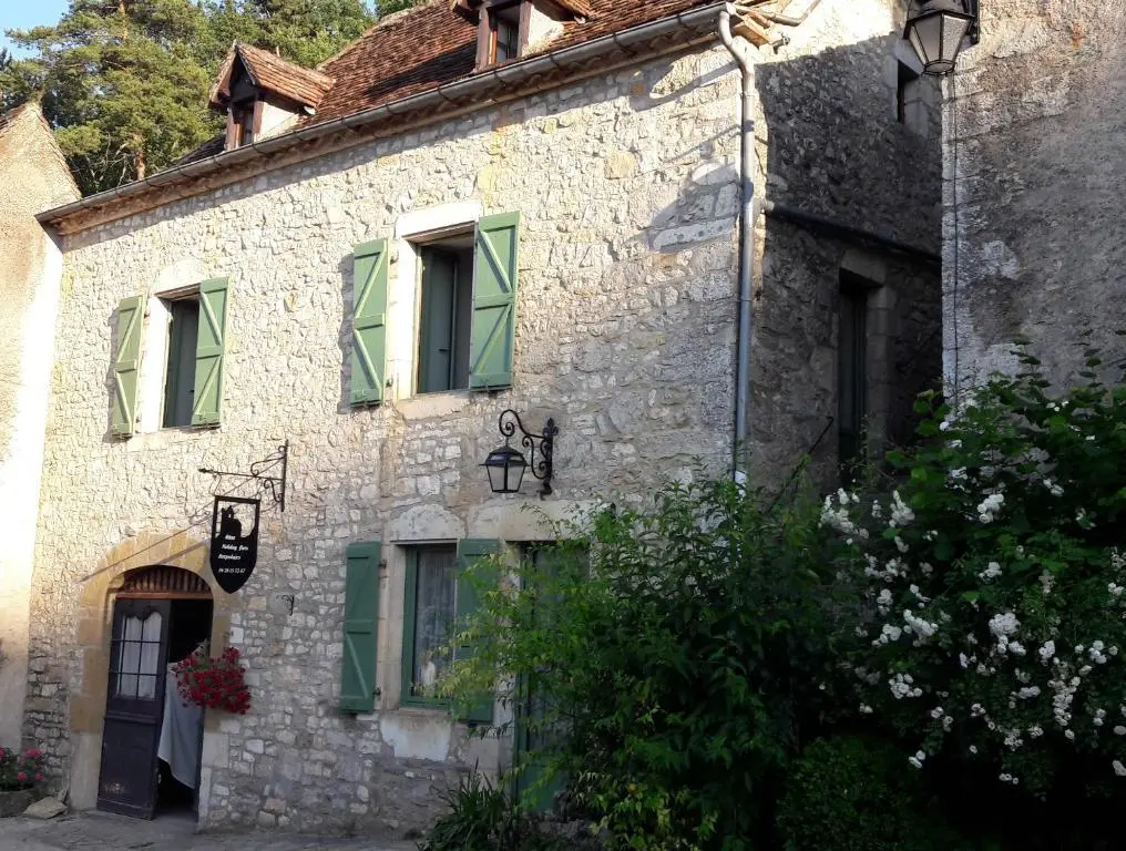 Appartements – Charme, jardin et vue imprenable en plein coeur de St-Cirq