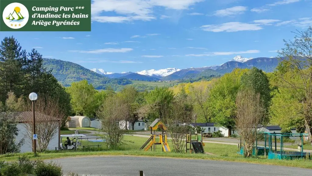 Camping Parc d’Audinac les Bains 3 étoiles – Piscine chauffée – Vue montagne