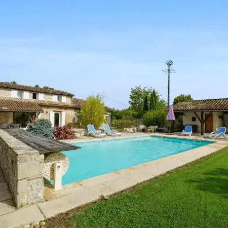 Villa charmante à Saint Sylvestre sur Lot avec piscine privée