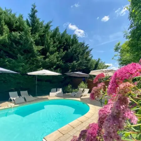 La Clef des Songes – Maison d’Hôtes au Calme, au Coeur de Sarlat, 2 minutes à
pied de la Cité Médiévale – Climatisation – Petits Déjeuners fait Maison –
Parking gratuit – Option Spa et Massages – Piscine de Saison à 400m