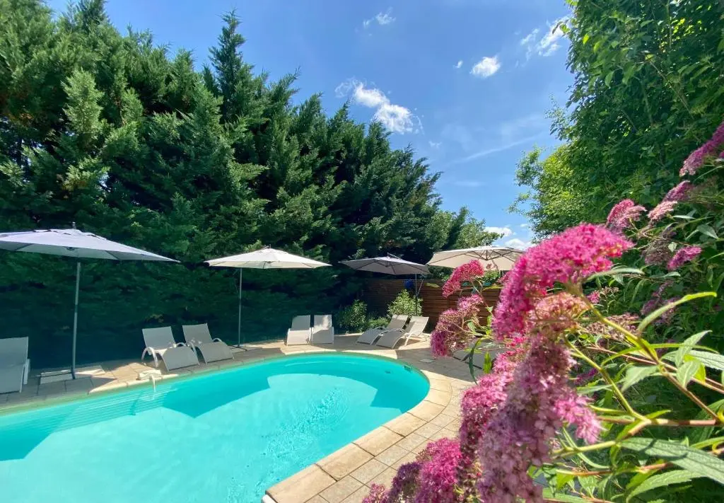 Domaine Ô Clair de Lune – Chambres d’Hôtes et Gîtes à Sarlat – Accès Cité
Médiévale 5 minutes à pied – Parking – SPA & Massages en option – Piscine de
saison