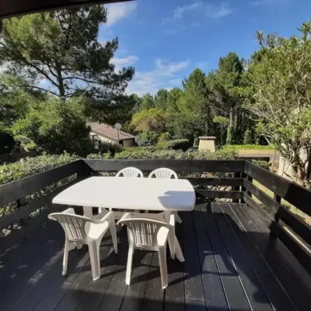 Maison moderne entre forêt et océan, avec jardin et terrasse. – FR-1-239-425