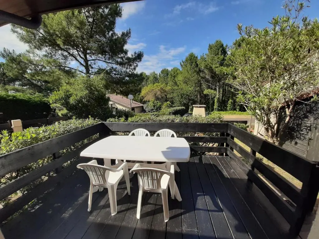 Maison moderne entre forêt et océan, avec jardin et terrasse. – FR-1-239-425