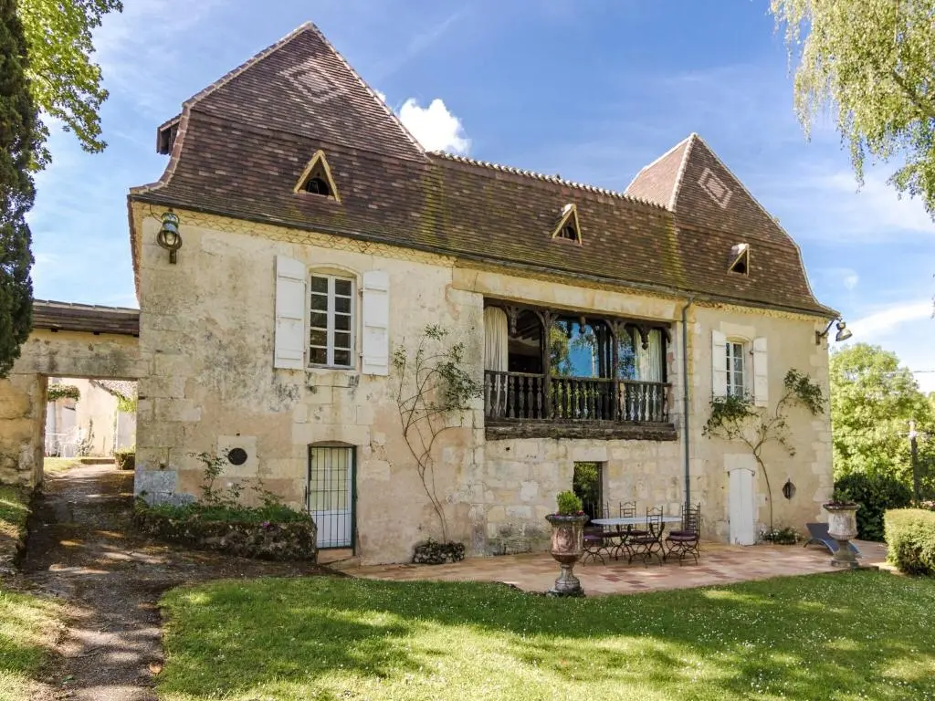 Ritzy Mansion in Sourzac with Tennis Court