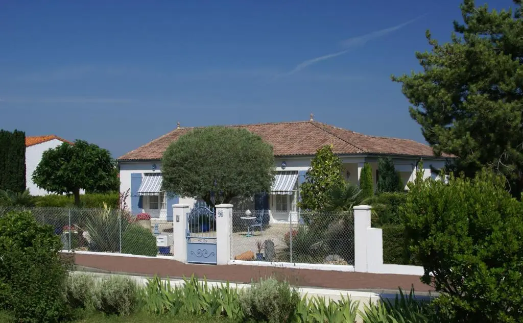 Côté plage – APPARTEMENT VILLA L’OLIVIER Vaux sur mer-Royan